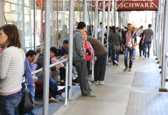 中国黄牛 抢购iphone6 中国大妈