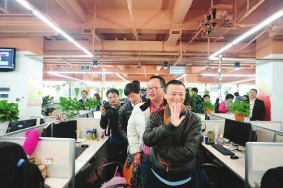 　　四川馆开馆典礼竣事后，马云现身成都天府软件园