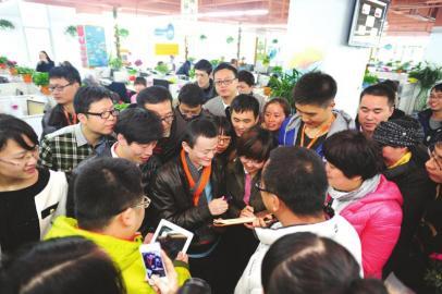 马云对粉丝的签名、合照要求有求必应