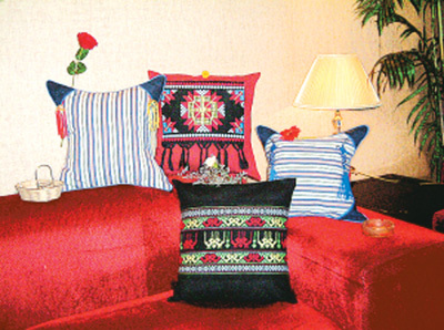 　　图为杨春霞用土布设计的家居用品。