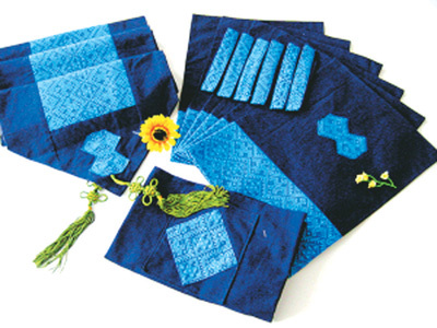 　　图为杨春霞用壮锦设计的家居用品。