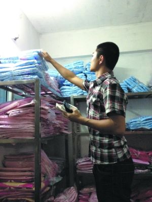 学生在清点网店发卖的货色