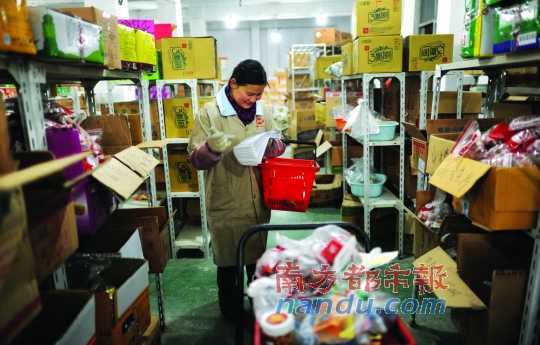 <p>&nbsp;&nbsp;&nbsp;&nbsp;配货员提篮穿梭于各类食物的货架之间。抄底年货并非所有商品都适合网上采办。C&nbsp;F&nbsp;P供图</p>