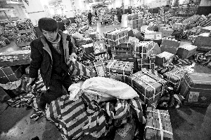 探访春运中的快递员：1天工作超12小时成常态